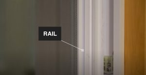 Retirer la moustiquaire de son rail en la faisant légèrement pivoter
