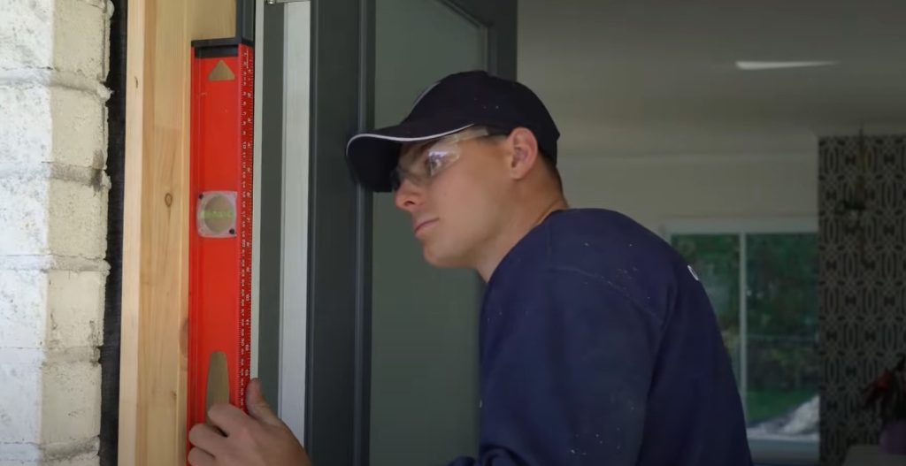 Placer et fixer la porte