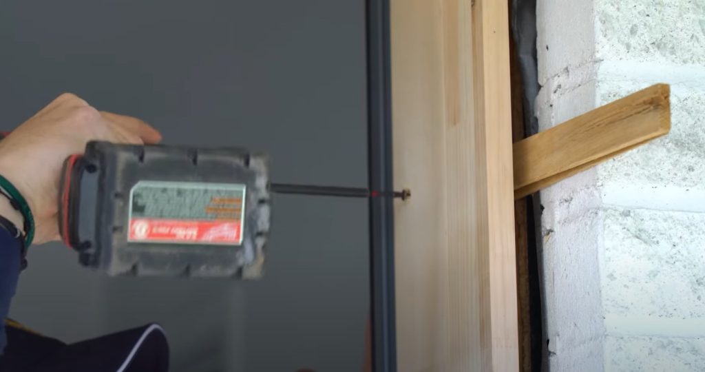 Isoler et finir la porte de l'intérieur